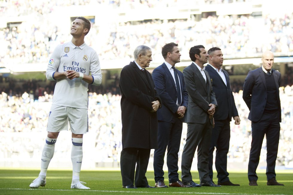 Cristiano Ronaldo mira la afición ante Raymond Kopa, Michael Owen, Luis Figo, Ronaldo Nazario y Zinedine Zidane, que también ganaron un Balón de Oro con la camiseta del Madrid. Cannavaro y Kaká enviaron un vídeo-mensaje.