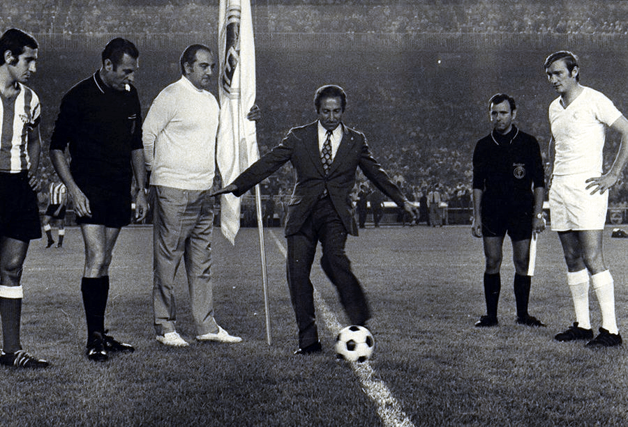 1971 el Real Madrid comenzaba el campeonato liguero derrotando 2-0 (Aguilar y Amancio) al Real Betis. En la previa Paco Gento, recien retirado, realizó el saque de honor