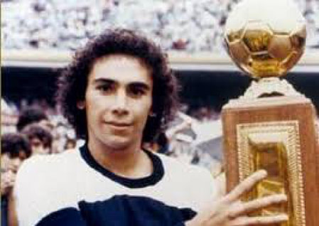 En 1981, Hugo conseguiría su segundo campeonato con los universitarios.