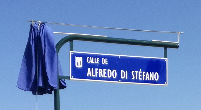 Cartel de la Calle de Alfredo Di Stéfano en homenaje al mejor jugador de la historia.