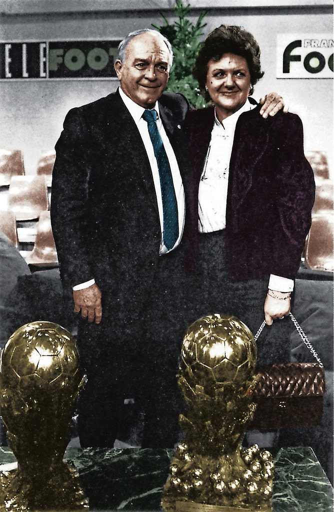 Di Stéfano posando junto a su mujer con los 2 balones de oro.