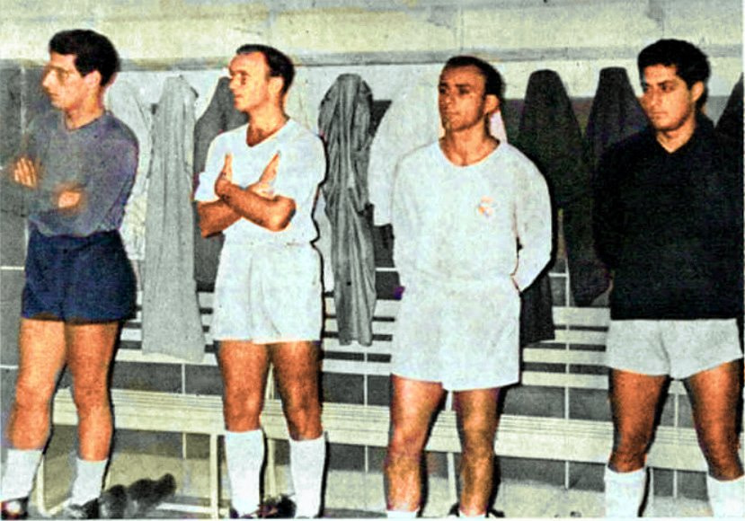 Domínguez,  Santamaría,  Di Stéfano y Rial, en los vestuarios del Santiago Bernabéu. 1958