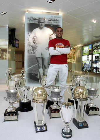 Roberto Carlos junto a sus trofeos