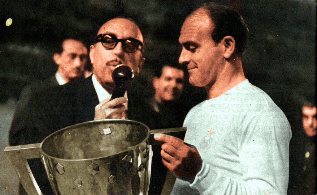 El periodista Matías  Prats, entrega el Trofeo de Campeón de Liga a Alfredo Di Stéfano,  Real Madrid, 1964.