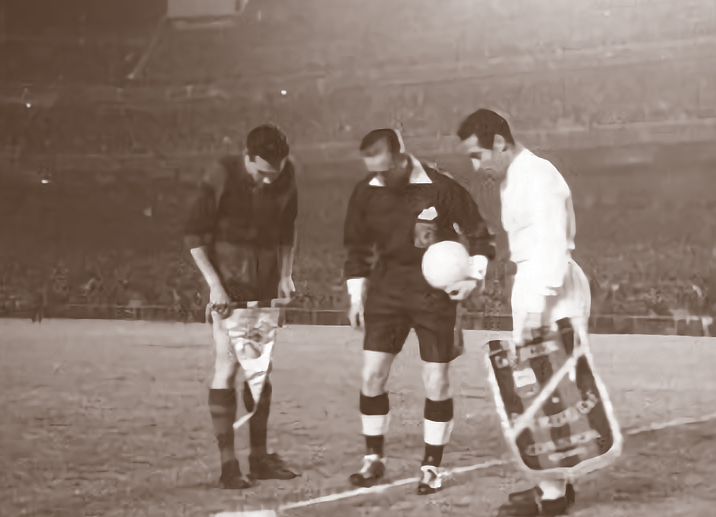 Segarra y Paco Gento sortean campos , ante la mirada del árbitro