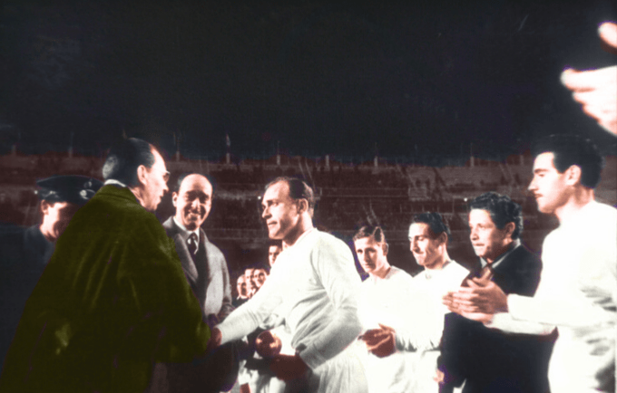 Balon de Oro 1957, Alfredo Di Stéfano  en presencia de Kopa, Gento, Lesmes y el resto de sus compañeros