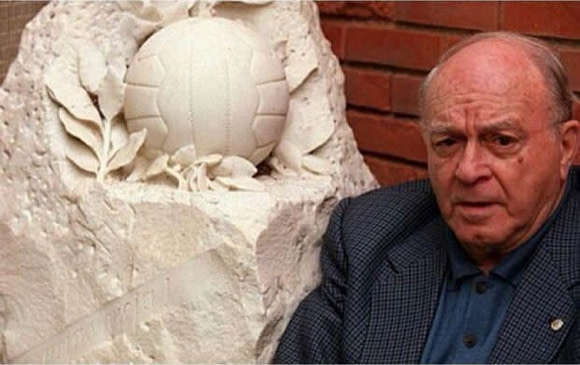 Di Stéfano en su casa junto a su monumento a la pelota.