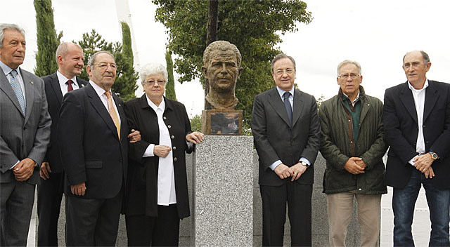 Inauguración del busto de Puskás en la Ciudad Deportiva. 2013