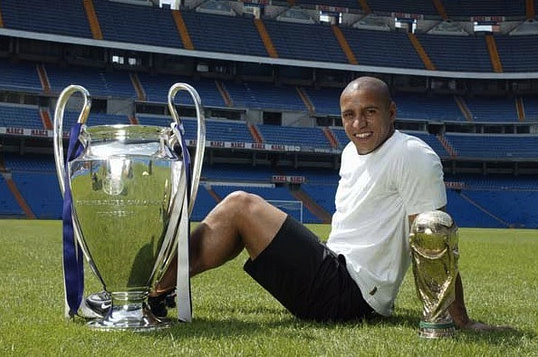 Roberto Carlos 2002 Campeón de Liga de Campeones y del Mundial de Corea y Japón.