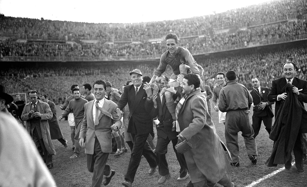Raymond Kopa sale a hombros del Bernabéu tras ganar 1-2 a la selección española. 1955