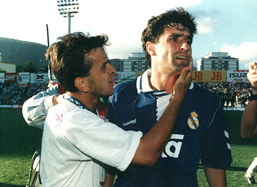 Michel consolado por Quique Estevaranz tras perder la Segunda liga en Tenerife