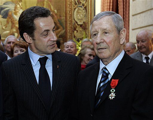 En 2008 Raymond Kopa recibe la Legión de Honor de manos del presidente de Francia