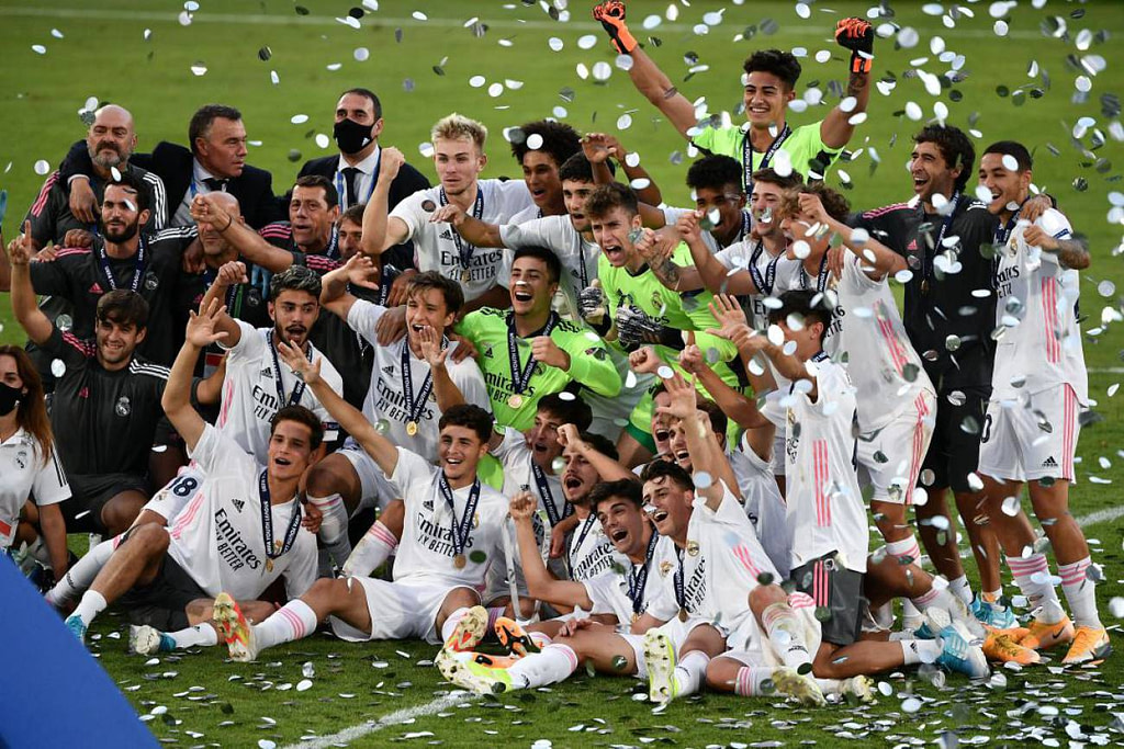 Los juveniles del Real Madrid celebran la consecución del trofeo.