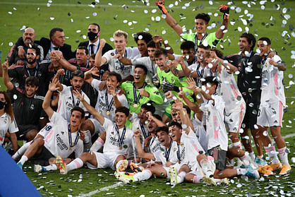 Los juveniles del Real Madrid celebran la consecución del trofeo.