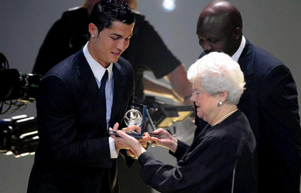 La mujer de Puskás da el galardón al que da nombre su esposo a Cristiano Ronaldo en 2010