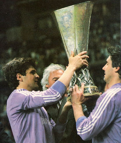 6 de mayo de 1986. José Antonio Camacho y Carlos Santillana, capitanes del Real Madrid, levantando el trofeo de la Copa de la UEFA de la temporada 1985-86.
