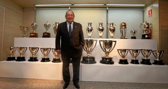 La Galerna del Cantábrico posando junto a los trofeos que ha conseguido en el Real Madrid