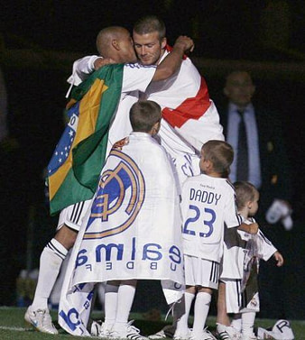 17 de junio de 2007. Roberto Carlos y David Beckham se despiden del Real Madrid con un título de Liga.