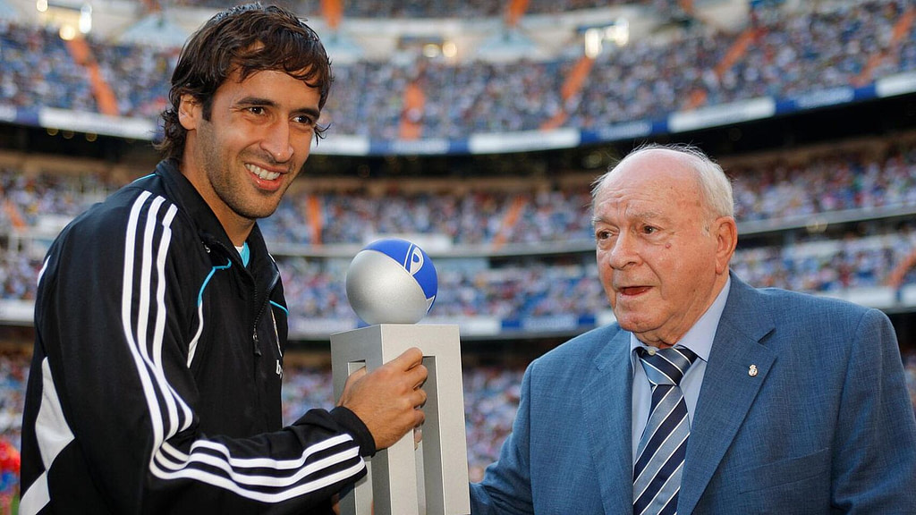 Raúl supera a Di Stefano como máximo goleador madridista de la historia