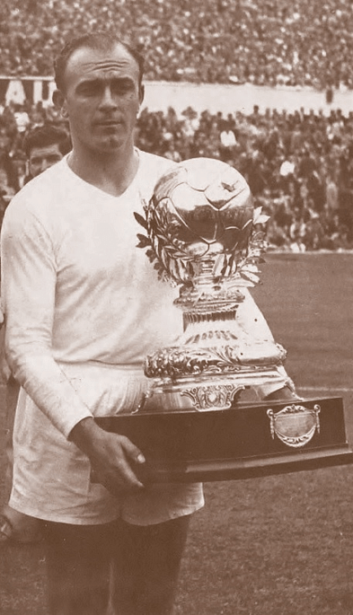 Alfredo Di Stéfano, Real Madrid, posa con el Trofeo Pichichi, como máximo realizador en 1957.