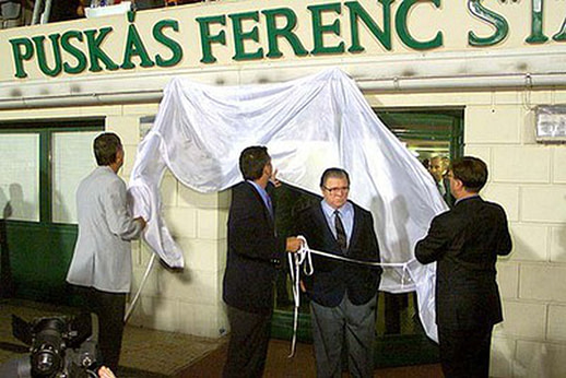Puskas, con el presidente de la Federación Española, Ángel María Villar a su lado, da la espalda al ser mostrada la placa con su nombre en el principal estadio de Budapest