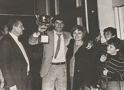 En Barajas con su familia, con el trofeo  al mejor jugador Torneo Selecciones Juveniles de Mónaco, 1980