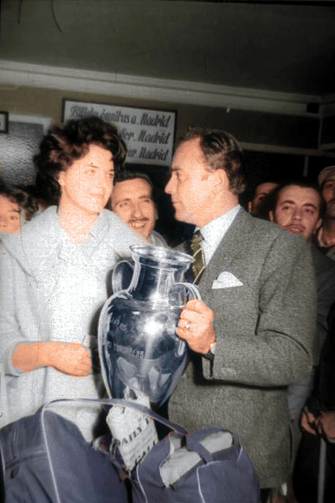 Alfredo Di Stéfano, con el trofeo de la V Copa de Europa conquistada, en el Aeropuerto de Barajas Junto a su esposa Sara. 1960