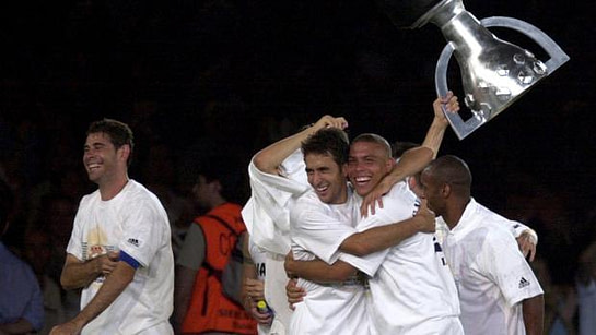 Hierro, Raúl y Ronaldo Nazario "El Fenómeno" festejan el título de liga de la temporada 2002-2003