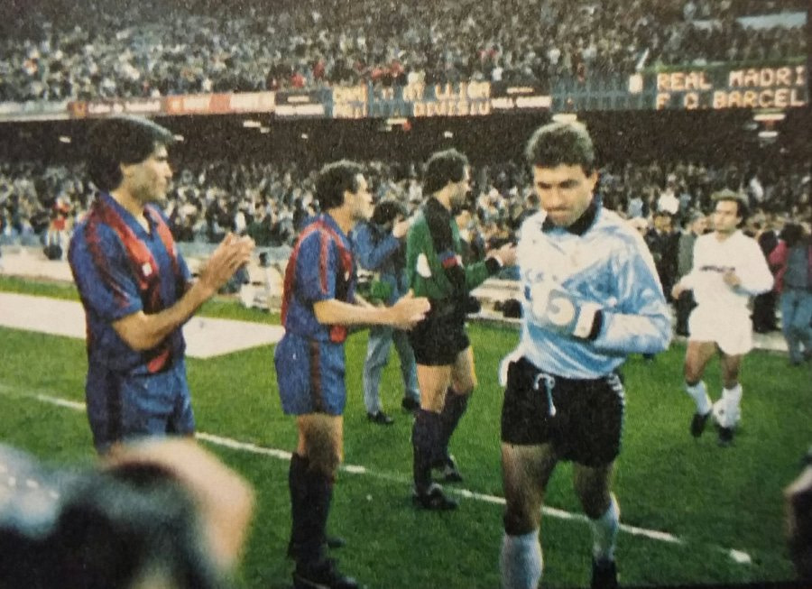 30 de Abril de 1988 Pasillo del Barcelona al Campeón de liga.