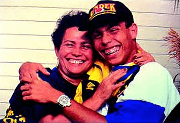 Ronaldo junto a su madre Sonia Dos Santos