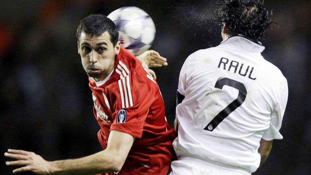 Arbeloa disputa un balón con Raúl, durante el Liverpool-Real Madrid de Champions en 2009.