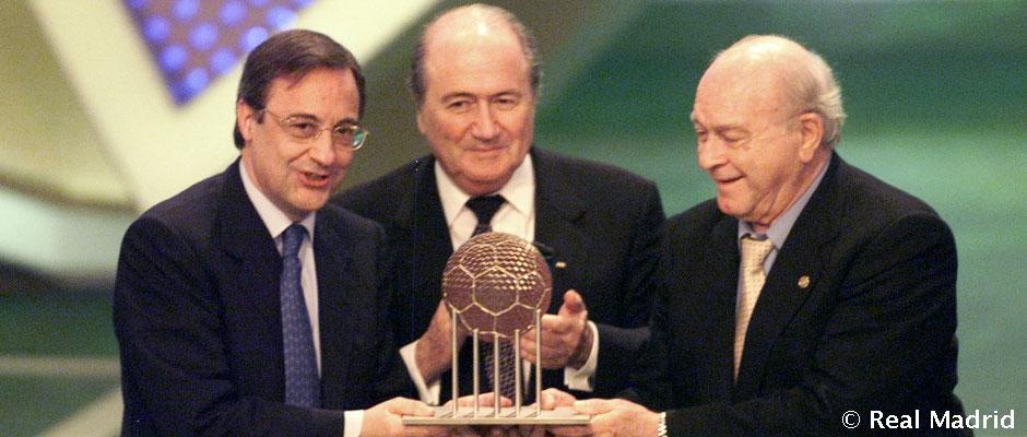 Florentino Pérez y Di Stéfano recogen el trofeo a Mejor Club del Siglo XX