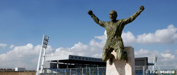 Estatua de La Saeta a la entrada del estadio Di Stéfano en Valdebebas,