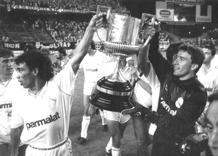 30 de junio de 1989. Hugo Sánchez y Buyo con el Trofeo Copa del Rey ganado al Valladolid.