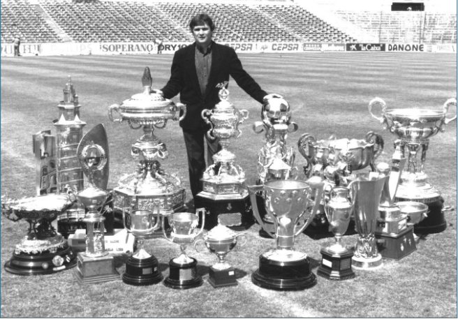 Jose Antonio Camacho posando con los títulos conseguidos en el Real Madrid